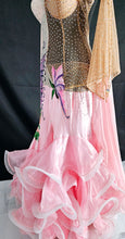 Cargar imagen en el visor de la galería, VESTIDO DE SALÓN DE HADAS ROSA PINTADO A MANO "USADO"